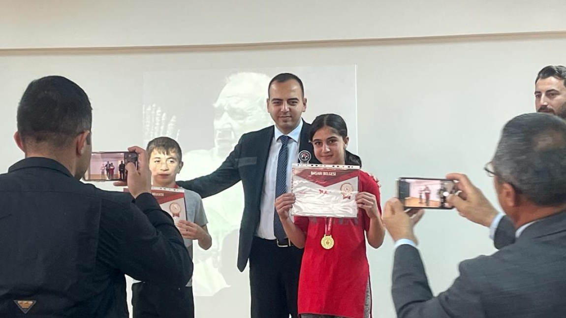 Okul Sporları Kros Yarışmasında Okulumuz 8/A sınıfı öğrencisi Hazal MEŞE Nurhak ilçe 1. oldu.