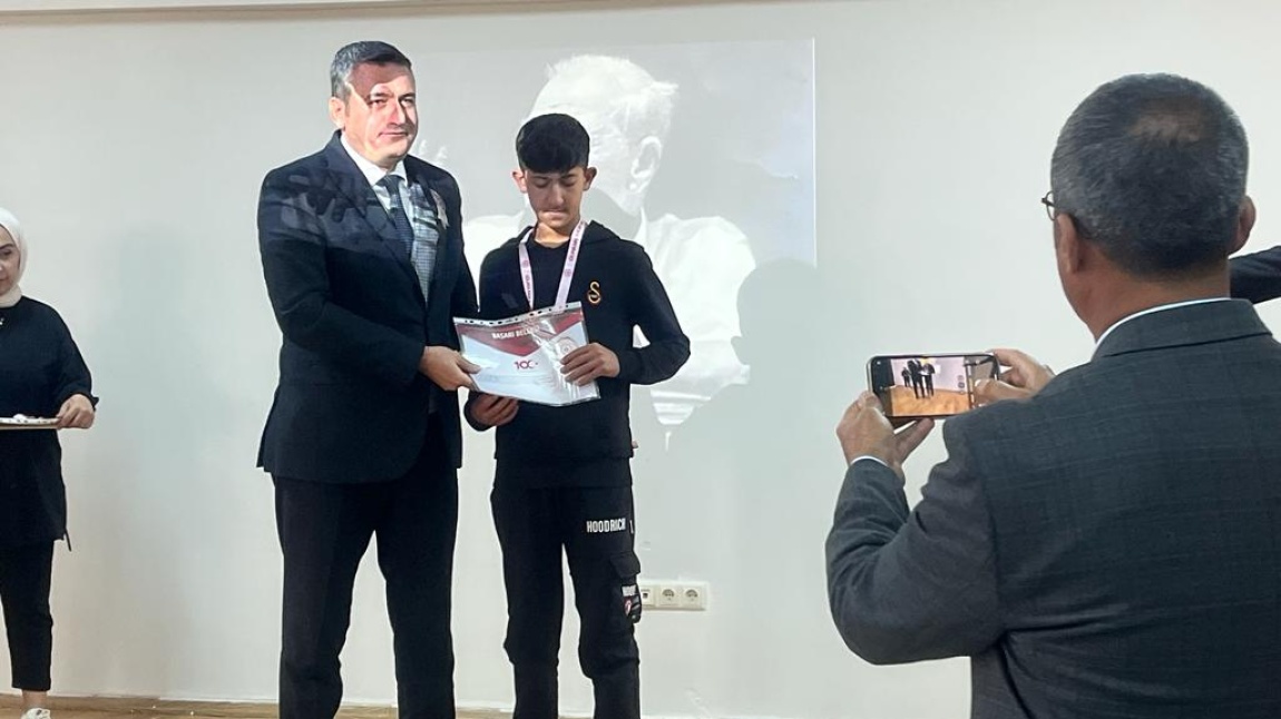 Okul Sporları Kros Yarışmasında Okulumuz 8/A sınıfı öğrencisi Mehmet Ali ONARAN Nurhak ilçe 3. oldu.
