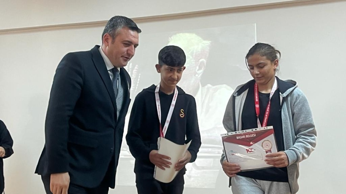 Okul Sporları Kros Yarışmasında Okulumuz 8/A sınıfı öğrencilerinden Mehmet Ali ONARAN ve Songül ÖZER Nurhak ilçe 3. oldu.