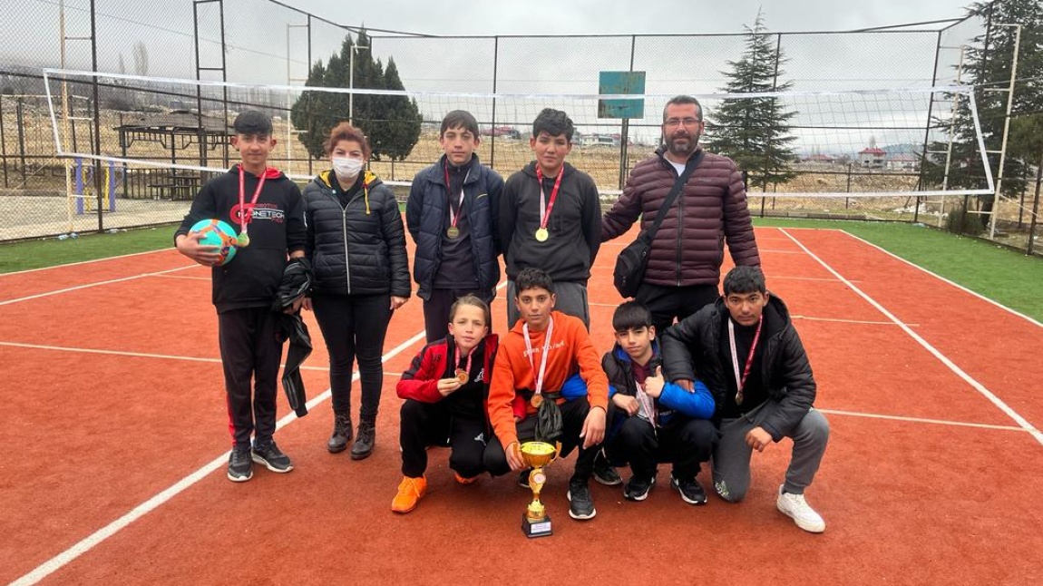 Gençlik Sporları Erkekler Voleybol Turnuvasında, Nurhak ilçe birincisi olduk.