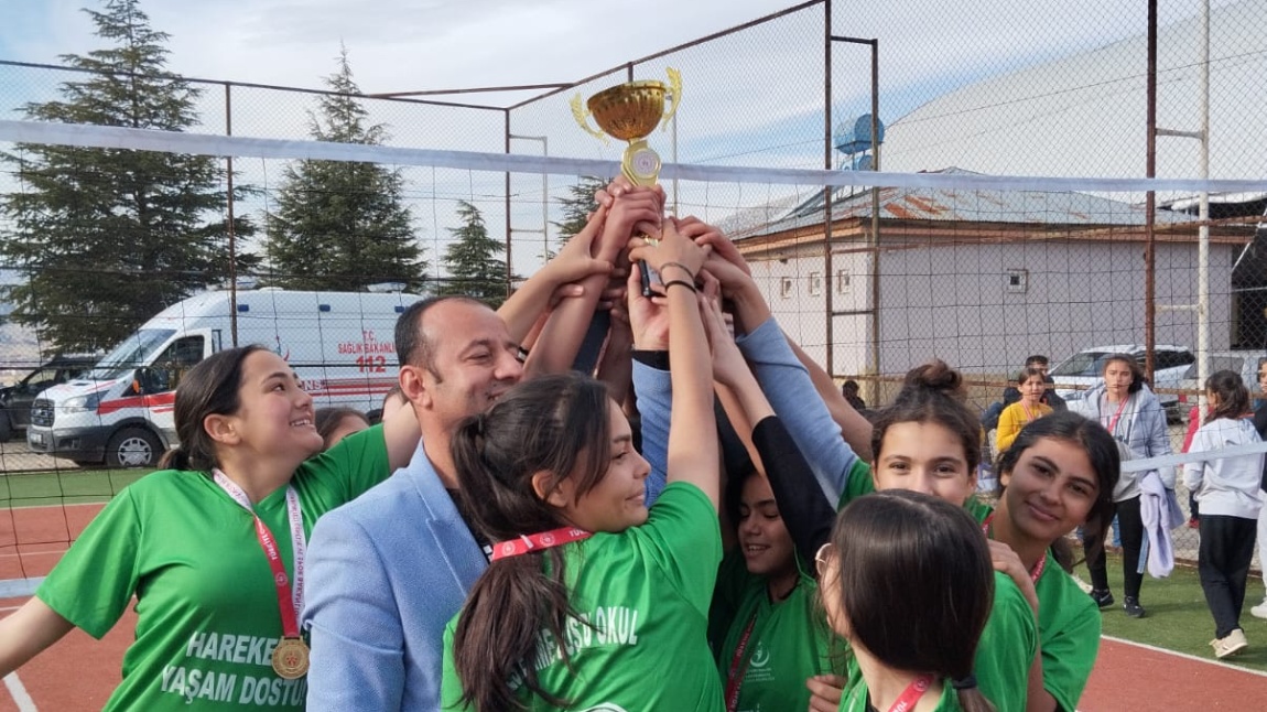 Gençlik Sporları Kızlar Voleybol Turnuvasına birinci olan okulumuz öğrencilerine ödülleri, Nurhak İlçesi Gençlik ve Spor Müdürü Servet KARACA tarafından verildi.