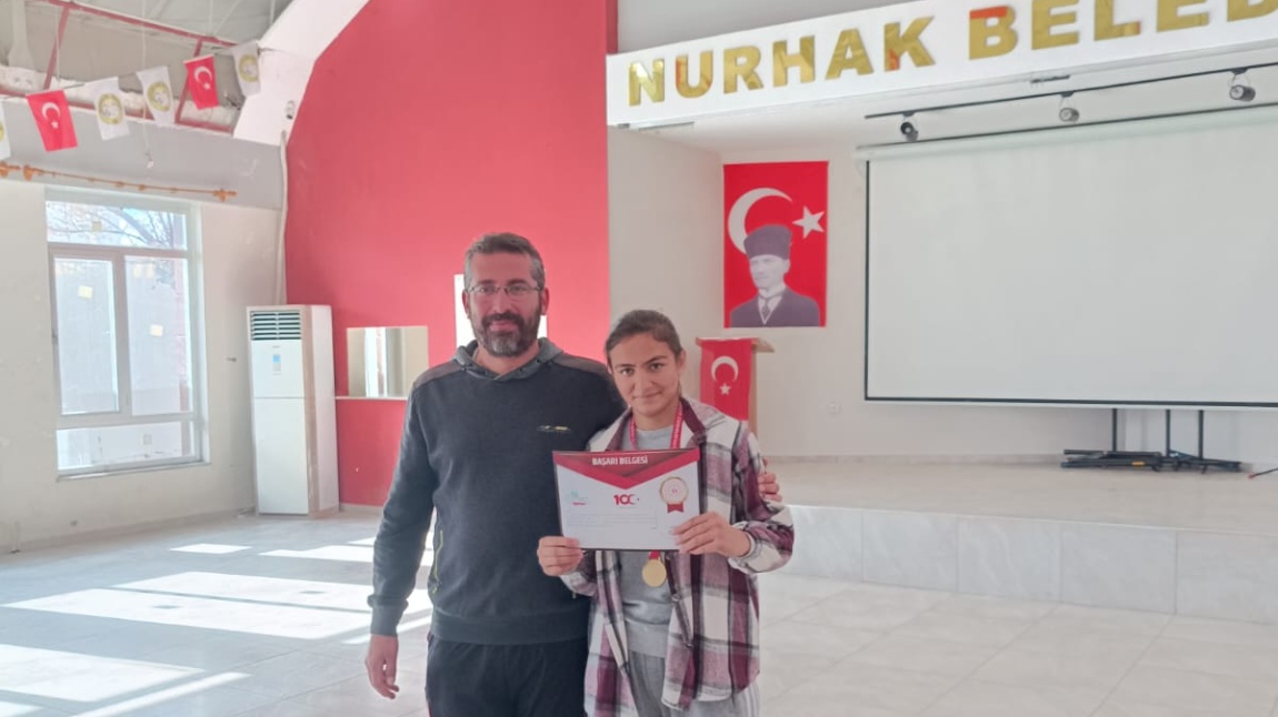 Gençlik Sporları Kızlar Tenis Turnuvasında okulumuz öğrencilerinden Songül ÖZER, Nurhak ilçe birinci oldu.
